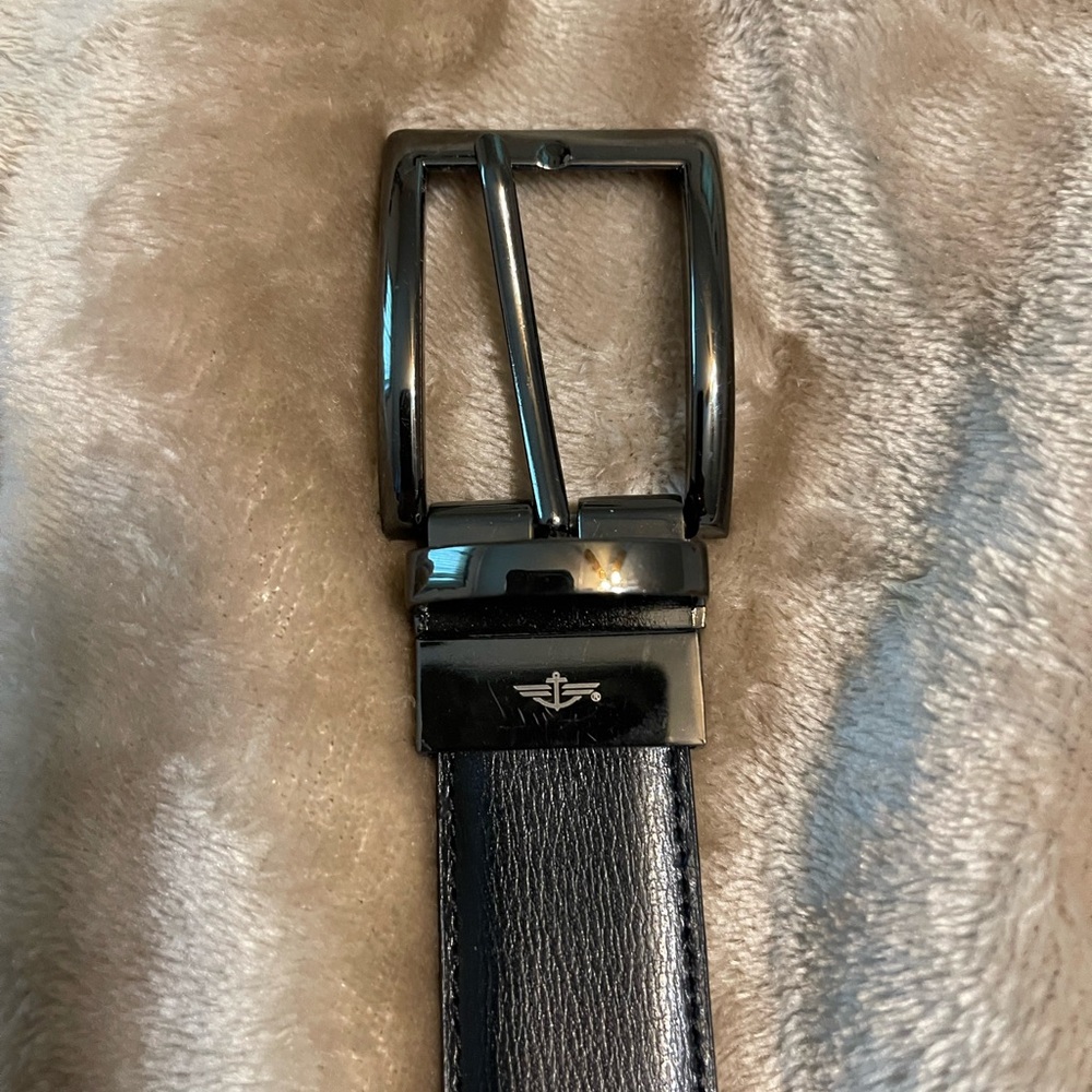 Dockers 32” Leather Reversible Black/Brown Belt!  with dark Buckle!  Nice Belt!